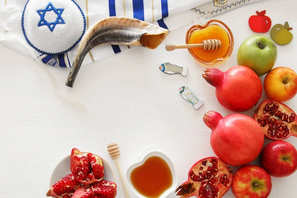 Immagine di religione di Rosh hashanah (vacanza di anno nuovo ebrea) concetto. Simboli tradizionali — Foto Stock