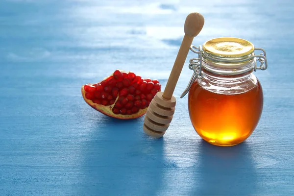 Concepto de rosh hashanah (fiesta de los judíos) - miel y granada símbolos de vacaciones tradicionales — Foto de Stock