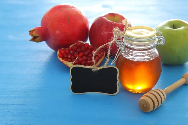 Rosh hashanah (jewesh holiday) concept - honey, apple and pomegranate traditional holiday symbols — Stock Photo, Image