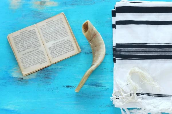 Religion image of Prayer Shawl - Tallit, Prayer book and Shofar (horn) jewish religious symbols. Rosh hashanah (jewish New Year holiday), Shabbat and Yom kippur concept. banner — Stock Photo, Image