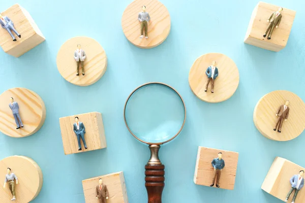 Obchodní obraz zvětšovacích skleniček s lidmi postavými na modrém pozadí, budování silného týmu, lidských zdrojů a koncepce managementu — Stock fotografie