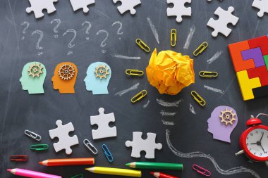 Eğitim kavramı imajı. Yaratıcı fikir ve yenilik. Kara tahta üzerinde ampul metaforu olarak buruşuk kağıt