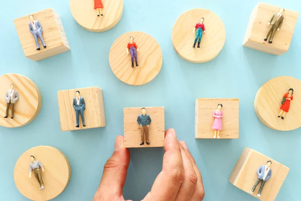 Business concept image of people figures over wooden table, ανθρώπινοι πόροι και διαχείριση — Φωτογραφία Αρχείου