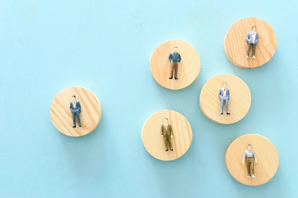 Concept d'entreprise image des personnes figure sur la table en bois, les ressources humaines et le concept de gestion — Photo