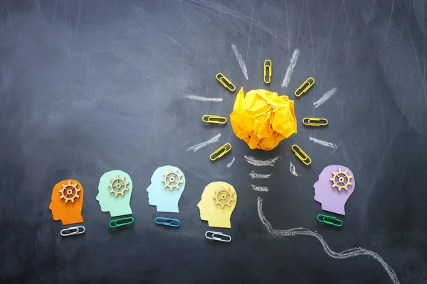 교육 개념 이미지입니다. 창의적인 아이디어와 혁신. 칠판 위에 전구 은유로 구겨진 종이 — 스톡 사진