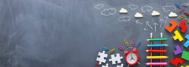 Tahta üzerinde bulutların yanında kalemlerden yapılmış Merdiven eğitim konsepti