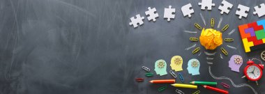 Eğitim konsepti imajı. Yaratıcı fikir ve yenilik. Karatahtanın üzerine buruşmuş kağıt ampul metaforu