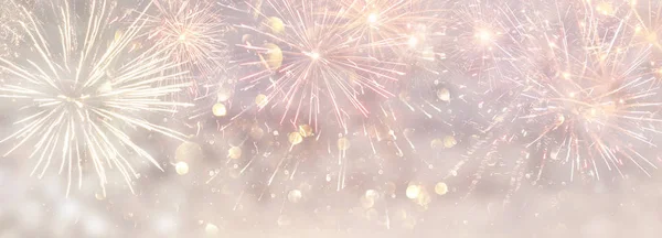 Abstrakter Gold- und Silberglitzerhintergrund mit Feuerwerk. Heiligabend, 4. Juli Ferienkonzept. Banner — Stockfoto