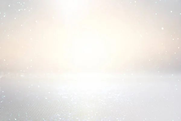 Αφηρημένη πλάτη από αστραφτερά φώτα εκλεκτής ποιότητας. ασήμι και λευκό. αποεστιασμένη — Φωτογραφία Αρχείου