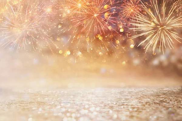 Abstrakter Gold- und Silberglitzerhintergrund mit Feuerwerk. Heiligabend, 4. Juli Ferienkonzept — Stockfoto