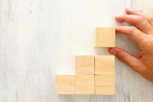 Concepto de negocio del hombre a mano la organización de bloques de madera. maqueta o plantilla — Foto de Stock