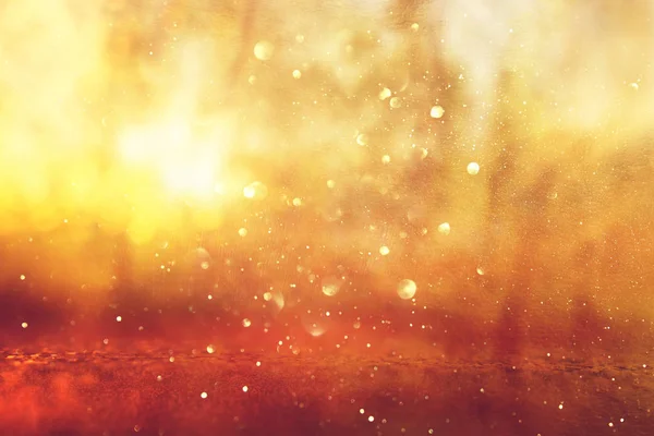 나무와 반짝이는 황금 보케 조명 사이에서 빛의 추상적 인 배경 버스트 — 스톡 사진