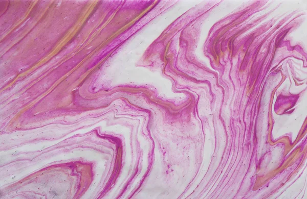 Fotografia de arte de fundo efeito marbleized abstrato. rosa, branco, roxo e ouro cores criativas. Pintura bonita . — Fotografia de Stock