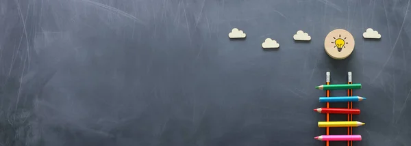 Ausbildungskonzept aus Bleistiften neben Wolken — Stockfoto