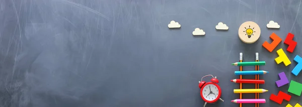 Concepto educativo de Escalera hecha de lápices junto a nubes ove — Foto de Stock