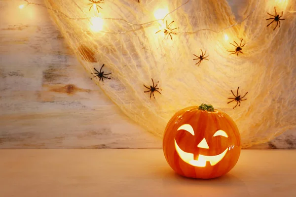 Vacanze halloween immagine concetto. Zucca, ragni sul tavolo di legno — Foto Stock