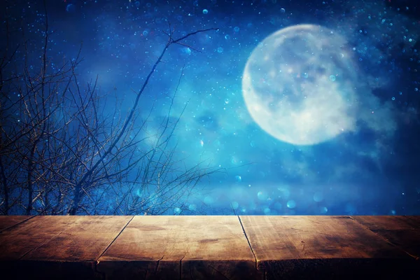 Ferieforestilling Halloween. Tomt, landlig bord foran skummel og tåkete nattehimmel og fullmåne bakgrunn. Klar for produktvisning-montasje – stockfoto