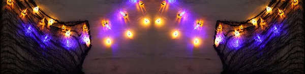 Праздничная концепция Хэллоуина фон с паутиной и красочные гирлянды огни — стоковое фото