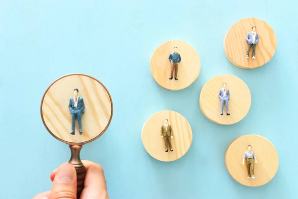 Business concept imago van mensen figuren over houten tafel, human resources en management concept — Stockfoto