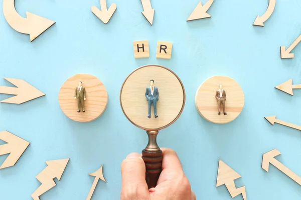 Imagen empresarial de personas en miniatura sobre mesa azul, recursos humanos y concepto de gestión —  Fotos de Stock