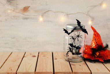 Cadılar Bayramı tatil görüntü. yarasalar, ahşap masa üzerinde cadı şapka