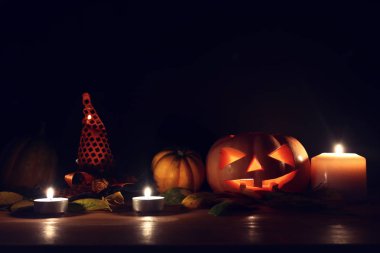 cadılar bayramı tatil görüntü. Ahşap masa koyu arka plan üzerinde Kabaklar