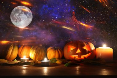 cadılar bayramı tatil görüntü. Geceleri ahşap masa üzerinde Kabaklar korkunç, perili ve sisli orman