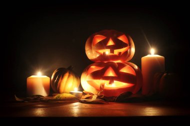 cadılar bayramı tatil görüntü. Ahşap masa koyu arka plan üzerinde Kabaklar