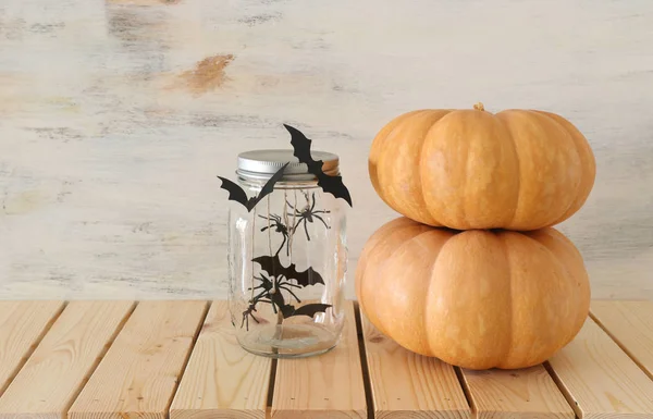 Праздники Хэллоуин изображения. тыквы и летучие мыши над деревянным белым столом — стоковое фото