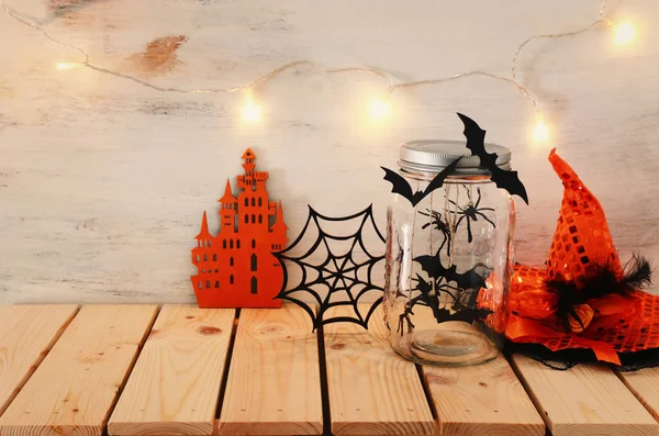 Urlaub Bild von halloween. Fledermäuse, Hexenhut über Holztisch — Stockfoto