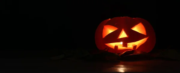 Праздничный образ Хэллоуина. Тыквы на деревянном столе темный фон — стоковое фото