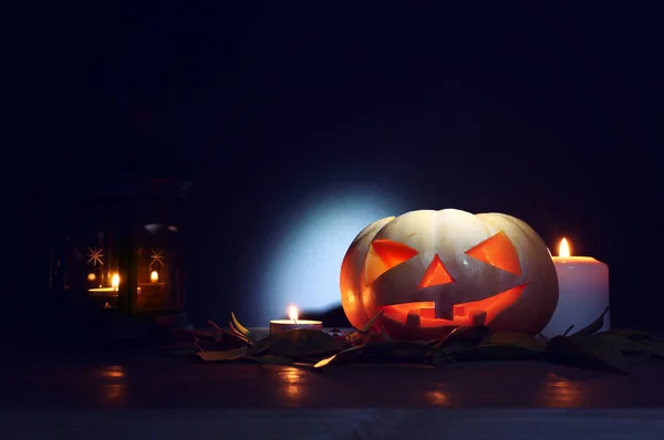 Immagine vacanze di Halloween. zucche su tavolo di legno sfondo scuro — Foto Stock