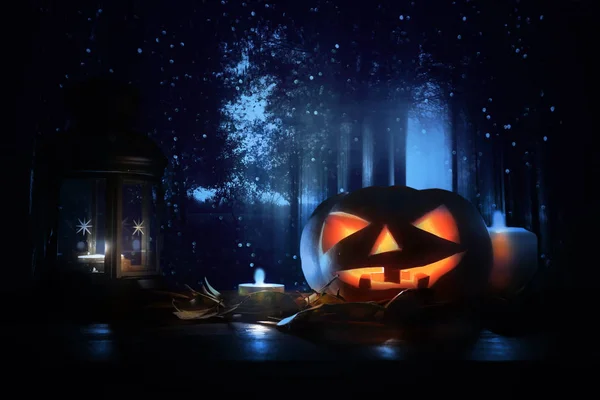 Vakantie concept van Halloween. Pompoenen over houten tafel 's nachts eng, spookachtig en mistige bos — Stockfoto