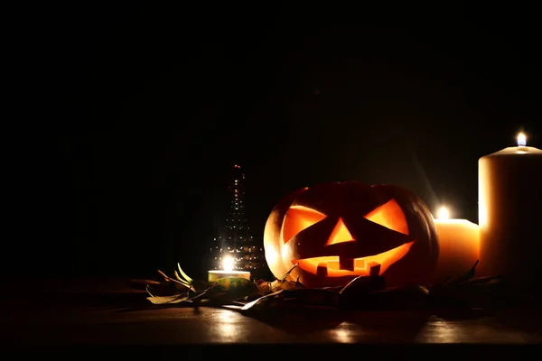 Vakantie foto van Halloween. Pompoenen over houten tafel donkere achtergrond — Stockfoto