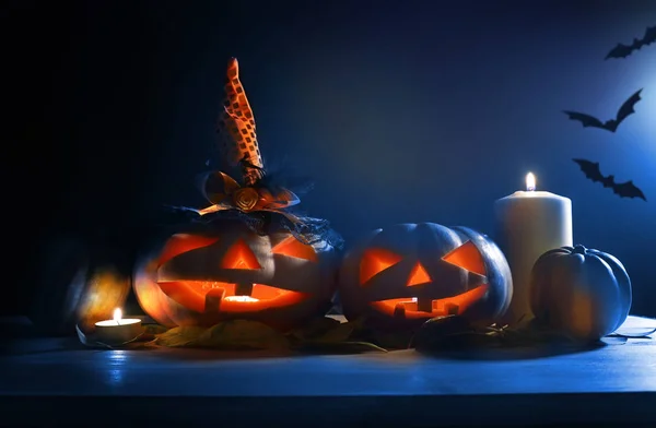 Vakantie concept van Halloween. Pompoenen over houten tafel 's nachts eng, spookachtig en mistige bos — Stockfoto