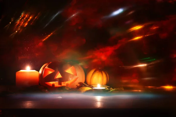 Праздничный образ Хэллоуина. Тыквы над деревянным столом ночью страшно, с привидениями и туманный лес — стоковое фото