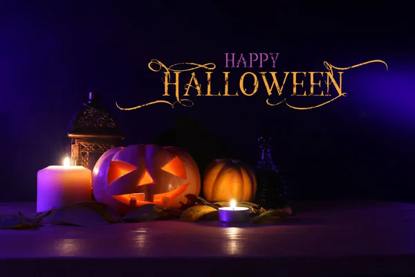 Vacaciones imagen de Halloween. Calabazas sobre mesa de madera fondo oscuro —  Fotos de Stock