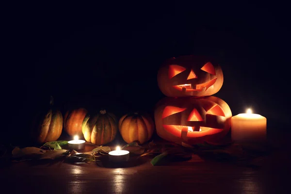 Immagine vacanze di Halloween. zucche su tavolo di legno sfondo scuro — Foto Stock