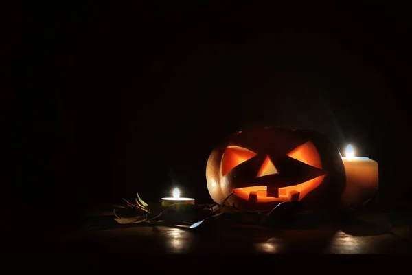 Vakantie foto van Halloween. Pompoenen over houten tafel donkere achtergrond — Stockfoto