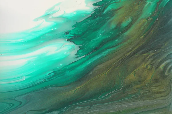 Fotografia d'arte di sfondo effetto marmorizzato astratto. colori creativi verde smeraldo, bianco e oro. Bella vernice . — Foto Stock