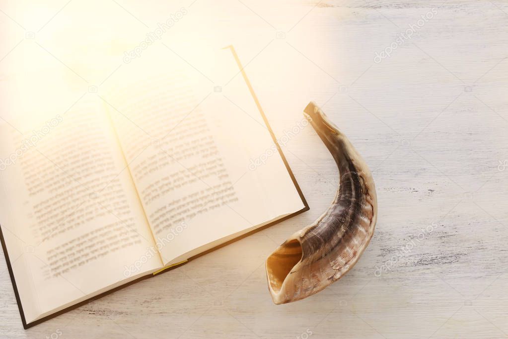 religión imagen de Libro de oración y Shofar (cuerno) símbolos