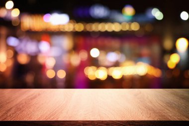 soyut bulanık restoran ışıkları önünde ahşap masa arka plan