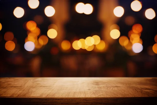 Φόντο ξύλινο τραπέζι μπροστά από αφηρημένα θαμπά φώτα εστιατόριο — Φωτογραφία Αρχείου