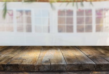 Sukkot Yahudi bayramı. Geleneksel succah (kulübe). Ürün görüntüleme ve sunum için boş ahşap eski tablo.