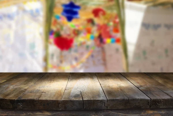 Еврейский фестиваль Суккота. Традиционная сукка (хижина). Пустой деревянный старый стол для демонстрации и презентации продукции . — стоковое фото