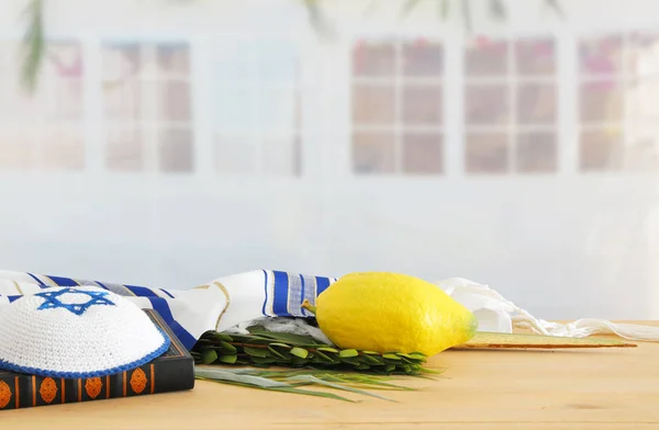 Judisk festival av Sukkot. Traditionella symboler (de fyra arterna): Etrog, lulav, hadas, arava — Stockfoto