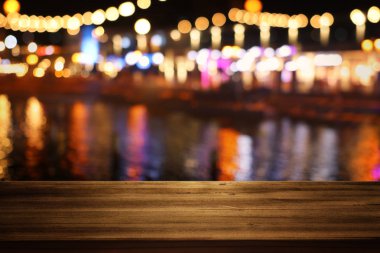 soyut bulanık restoran ışıkları önünde ahşap masa arka plan