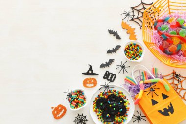 Cadılar Bayramı tatil görüntü. Kabaklar, yarasalar, beyaz ahşap arka plan üzerinde davranır. üst görünüm, düz yatıyordu