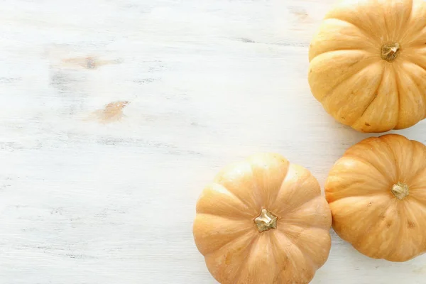 Vacances Halloween image. citrouilles sur table blanche en bois. vue du dessus, plan plat — Photo