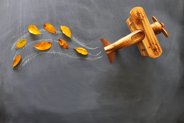 Concept éducatif, bannière d'avion vintage sur un tableau à feuilles d'automne — Photo